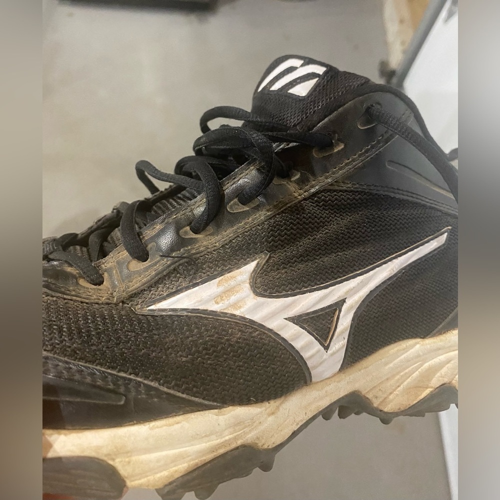 Mizuino baseball cleats Men’s  size 11.5. EUC